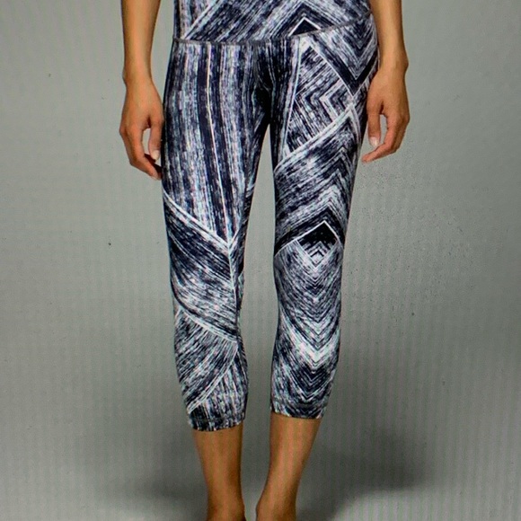 Lululemon Wunder Under Crop - *Full-On Luon - Size 4 - Picture 2 of 8